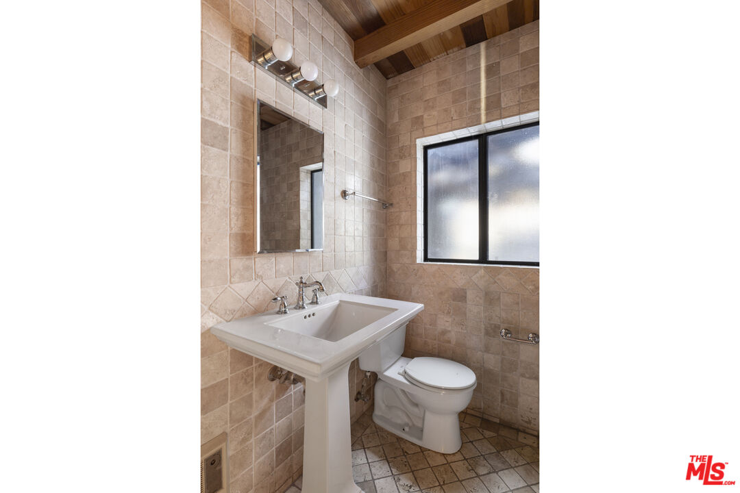 2716 Nichols Canyon Rd