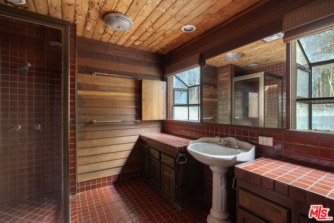 2716 Nichols Canyon Rd