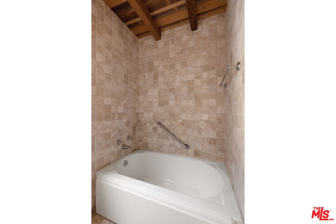 2716 Nichols Canyon Rd