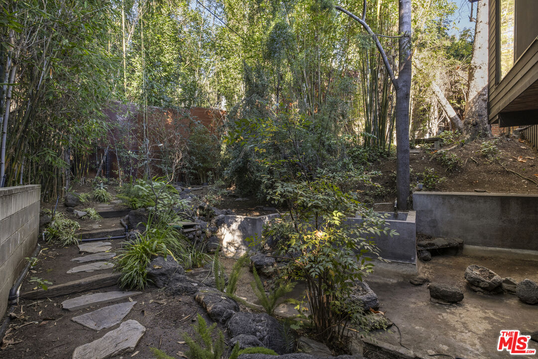 2716 Nichols Canyon Rd