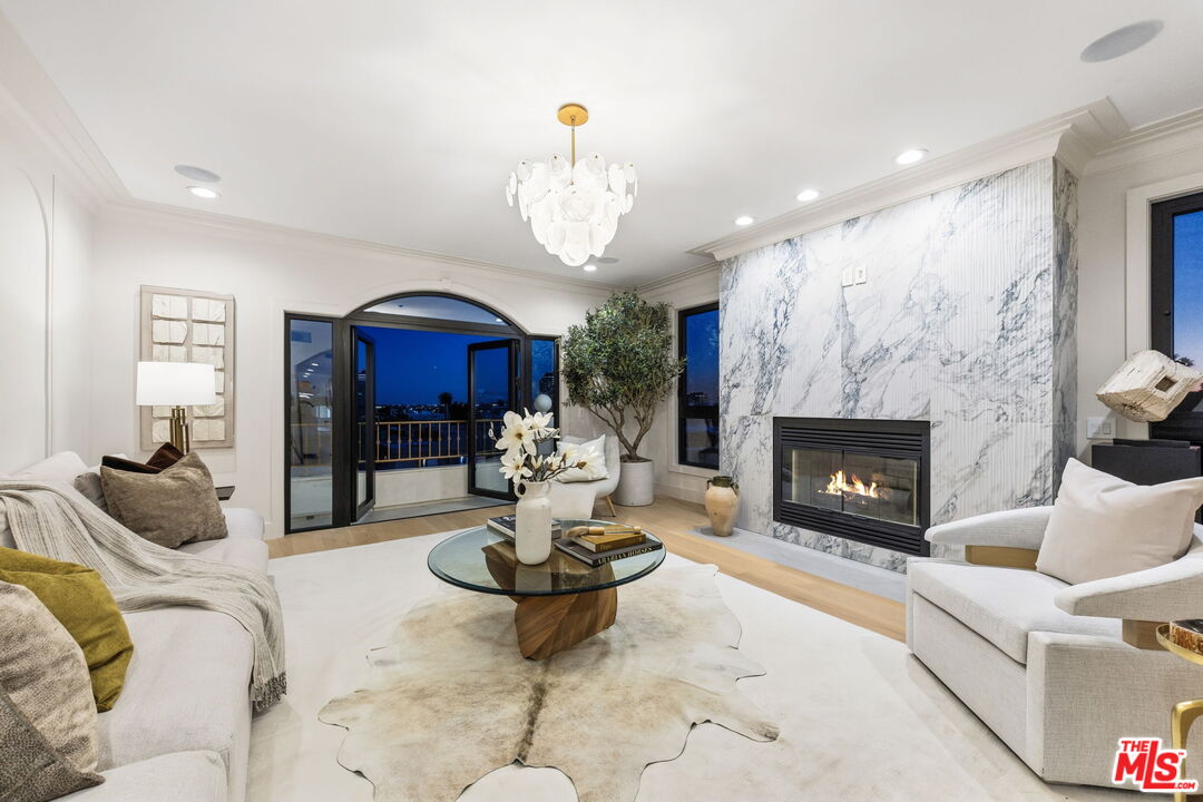 11923 Gorham Ave Unit: 201