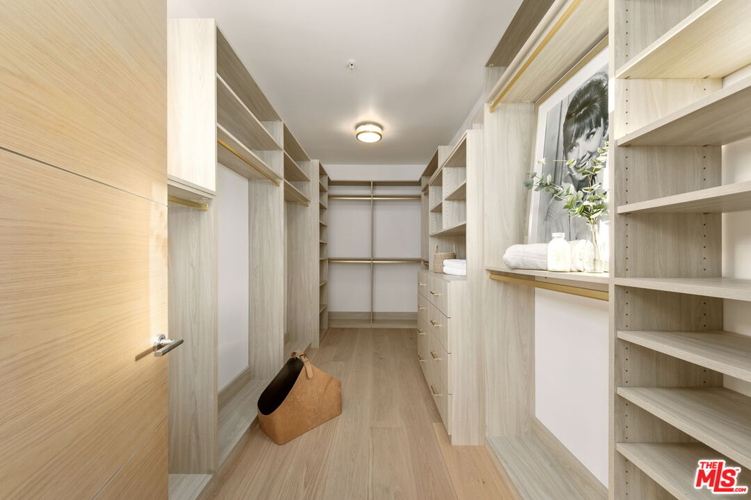 11923 Gorham Ave Unit: 201