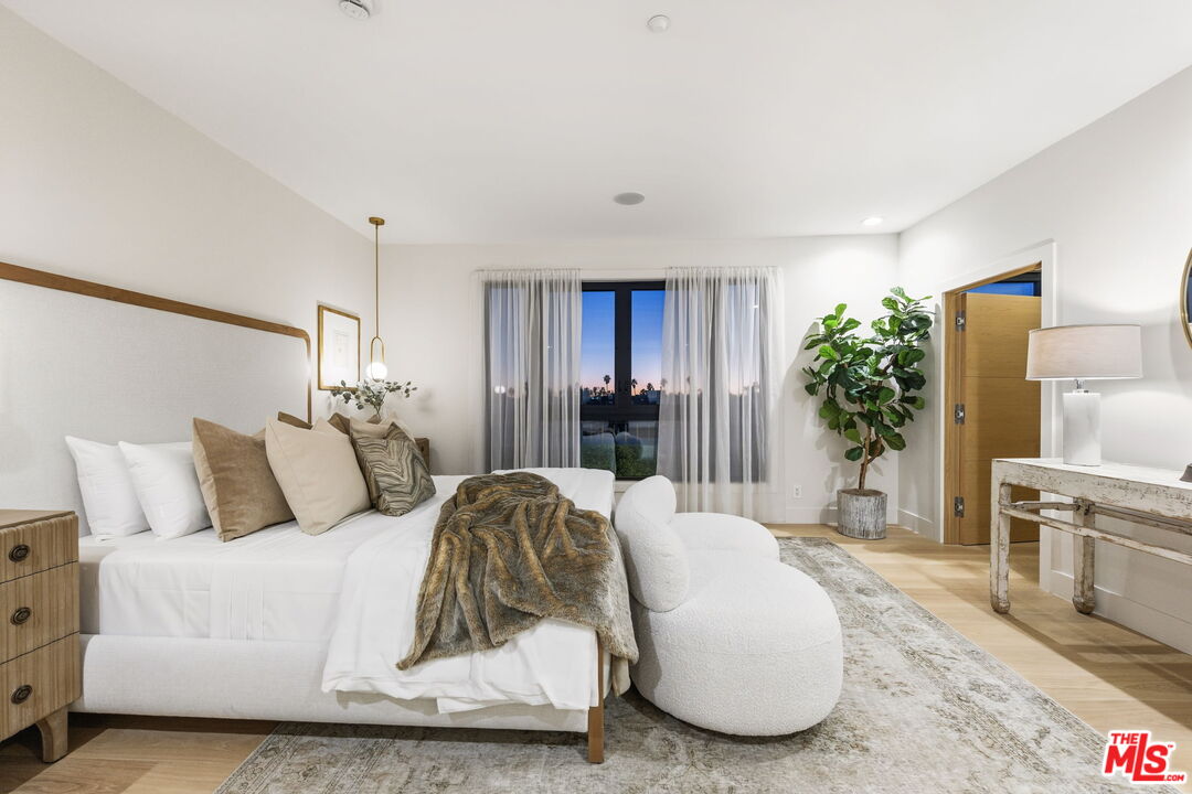 11923 Gorham Ave Unit: 402