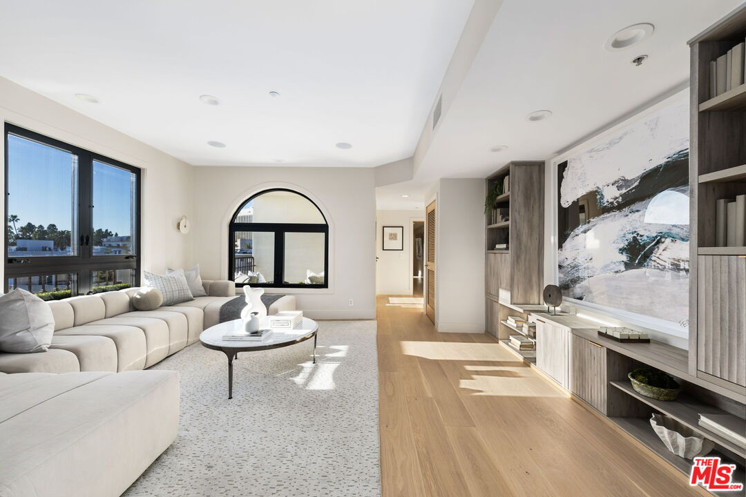 11923 Gorham Ave Unit: 402