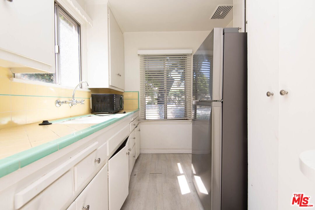 2628 S Barrington Ave