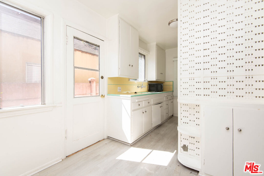 2628 S Barrington Ave