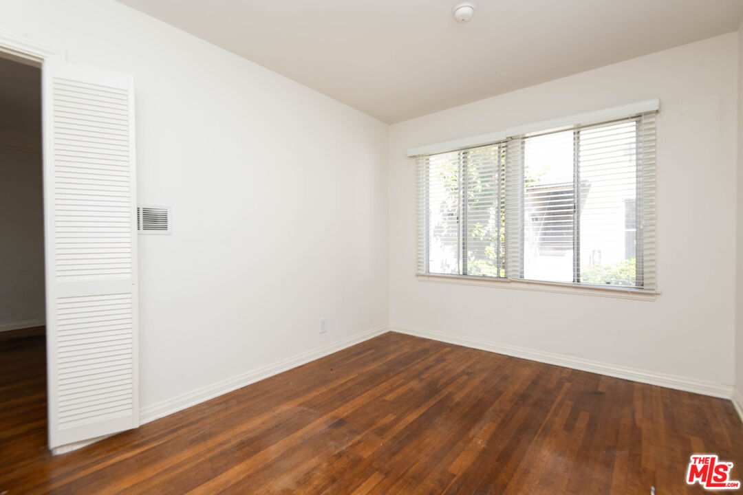 2628 S Barrington Ave