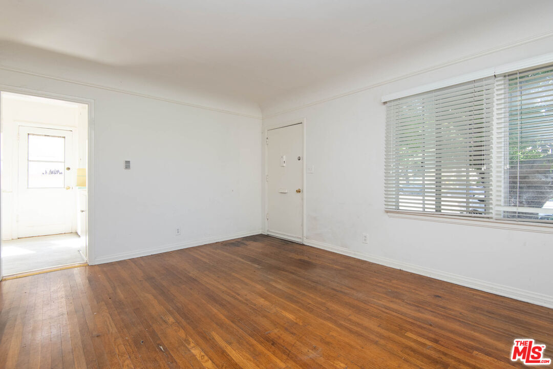 2628 S Barrington Ave