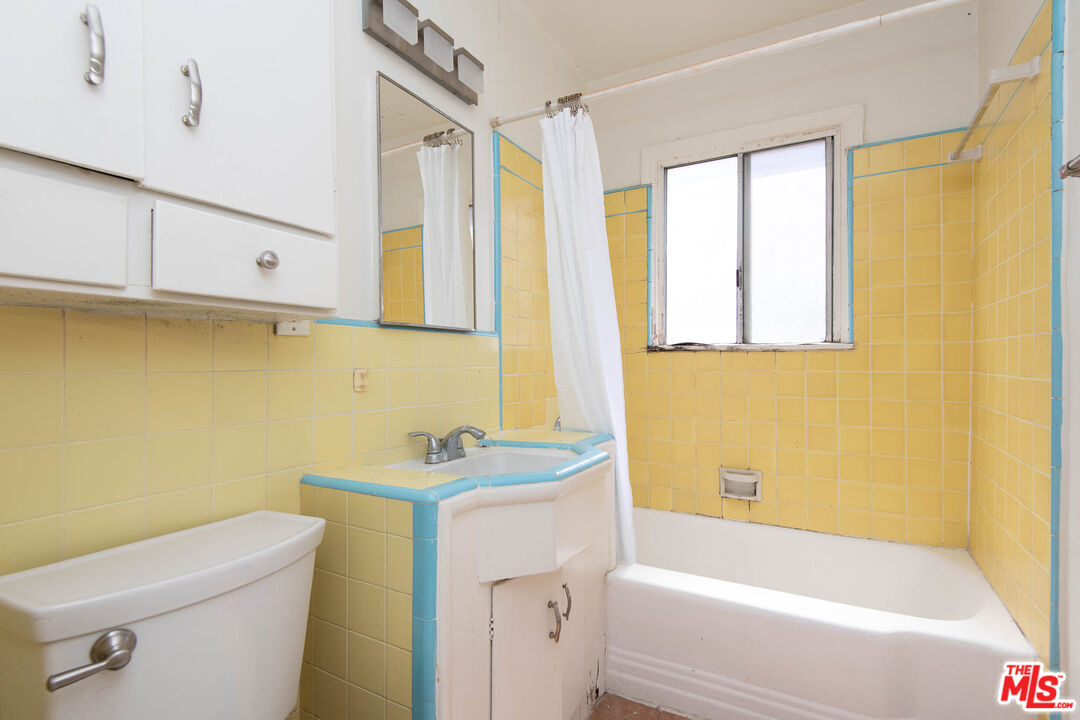 2628 S Barrington Ave