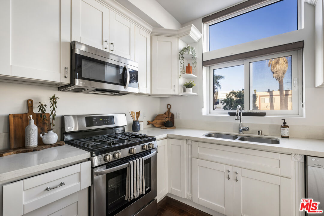 155 S Oxford Ave Unit: 201