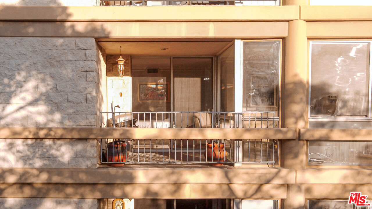 320 N Maple Dr Unit: 303