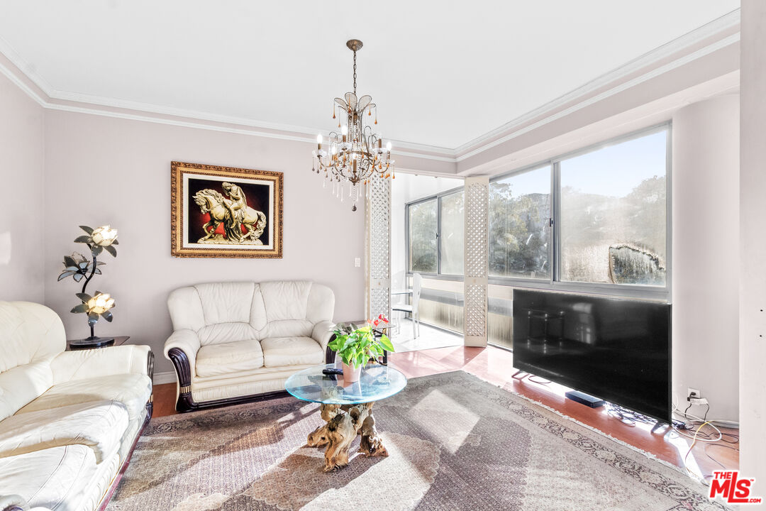 320 N Maple Dr Unit: 303