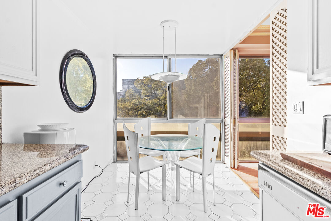 320 N Maple Dr Unit: 303