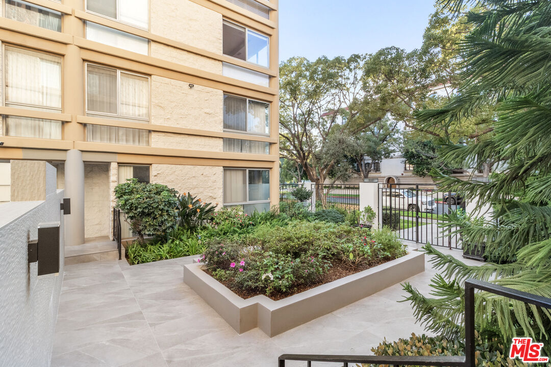 320 N Maple Dr Unit: 303