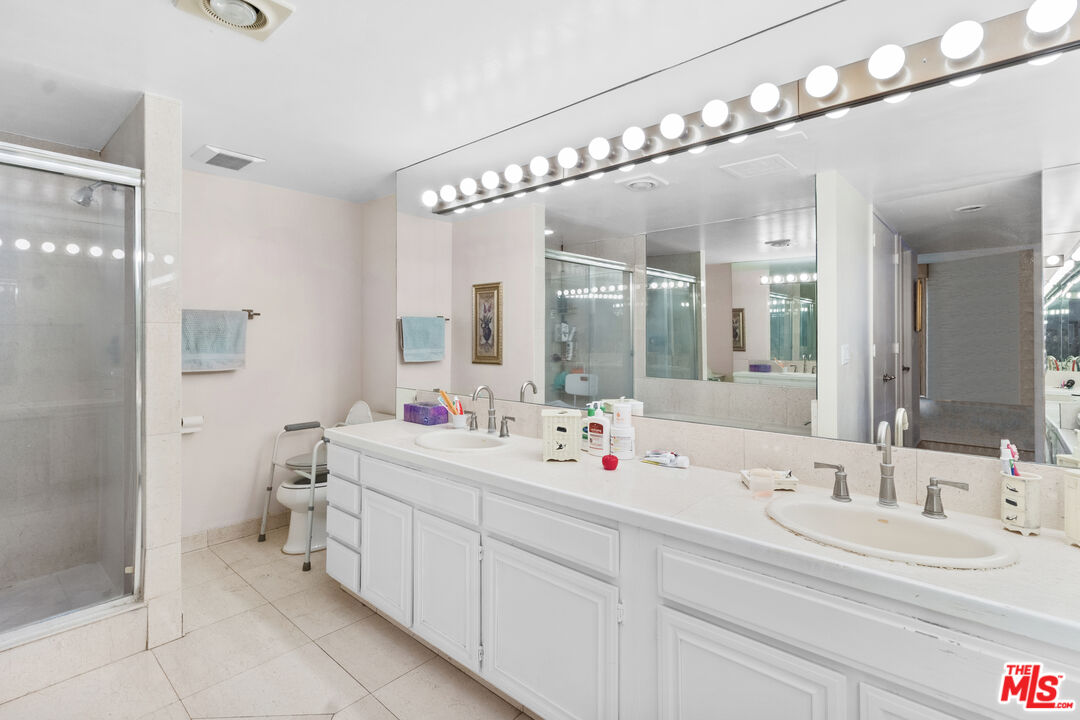 320 N Maple Dr Unit: 303