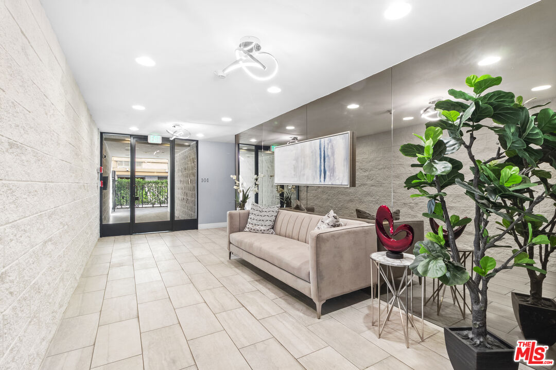 320 N Maple Dr Unit: 303