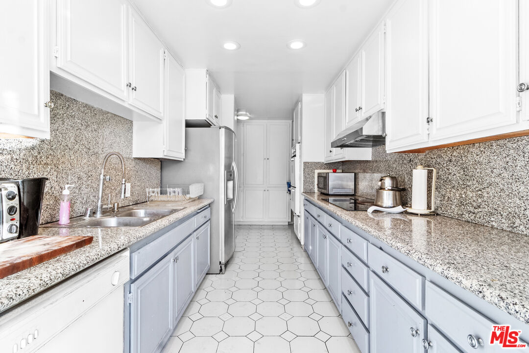 320 N Maple Dr Unit: 303