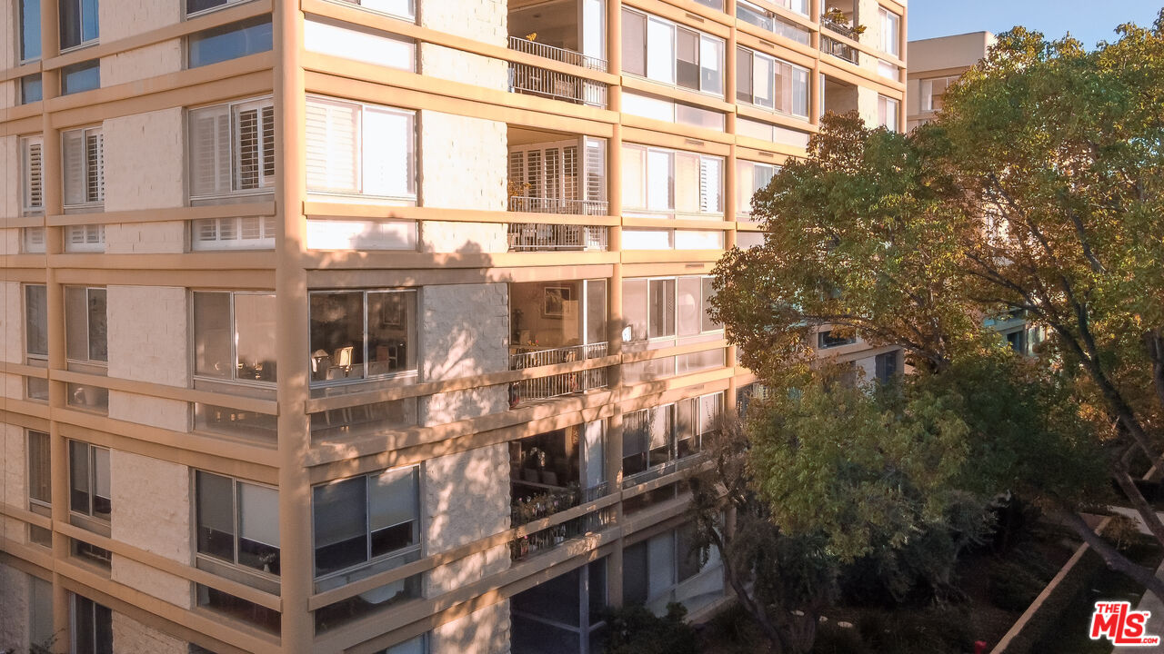 320 N Maple Dr Unit: 303