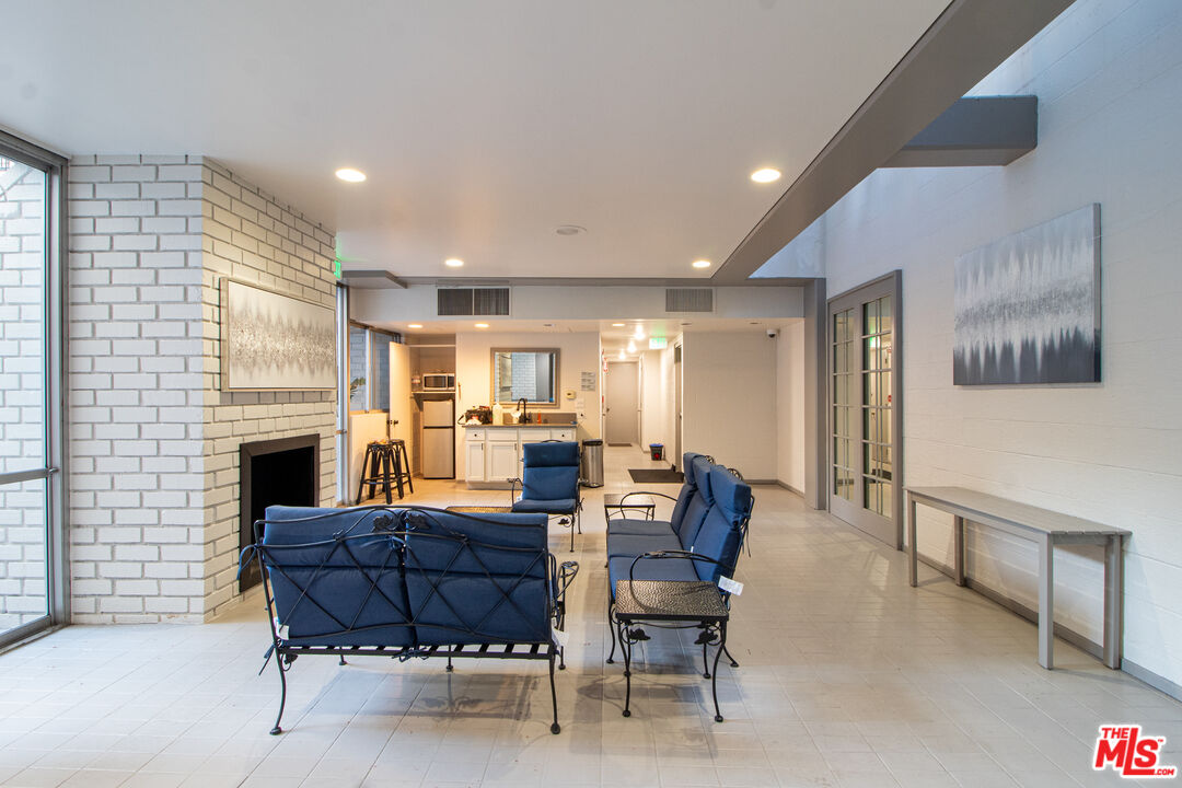 320 N Maple Dr Unit: 303