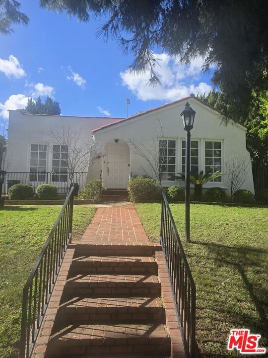 129 N Almont Dr