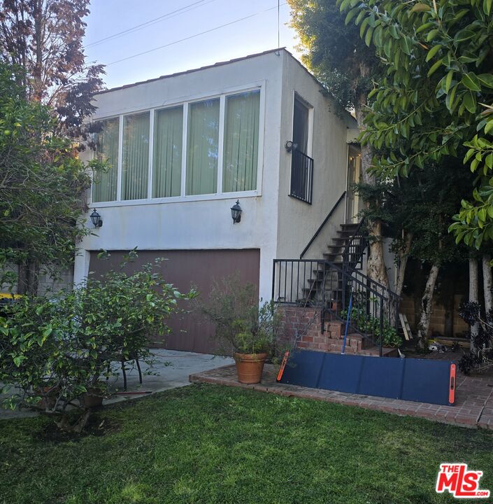 129 N Almont Dr