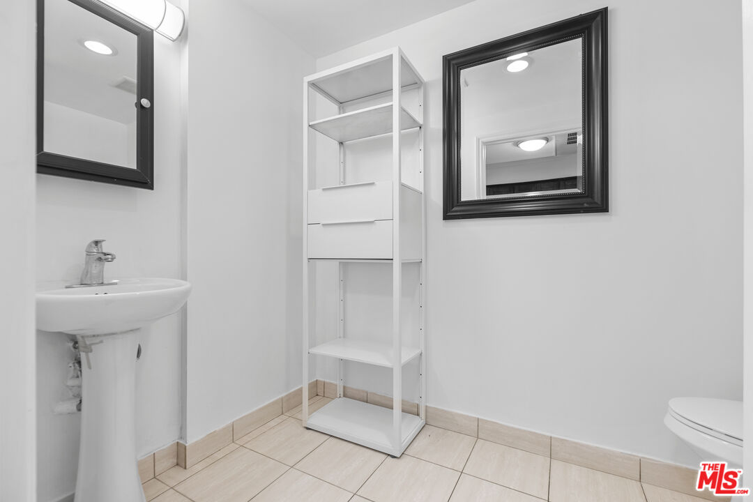 5633 Carlton Way Unit: 203