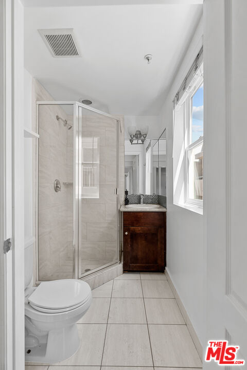 5633 Carlton Way Unit: 203