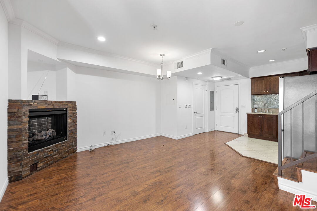 5633 Carlton Way Unit: 203