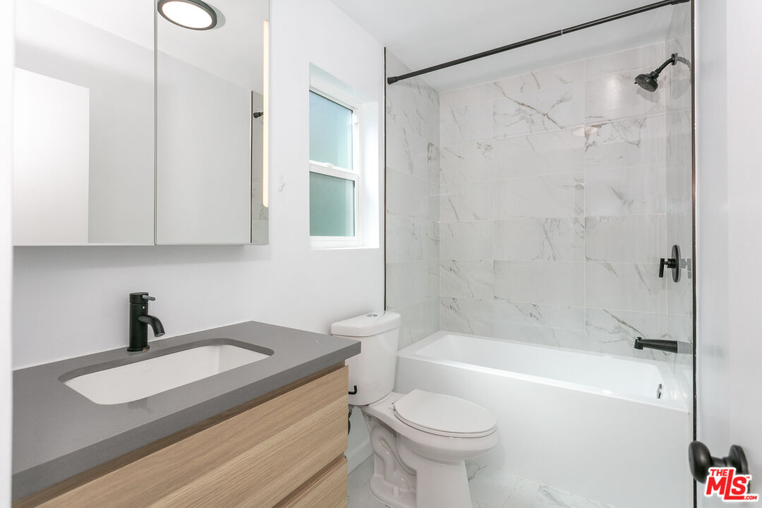 560 N KINGS RD Unit: 2