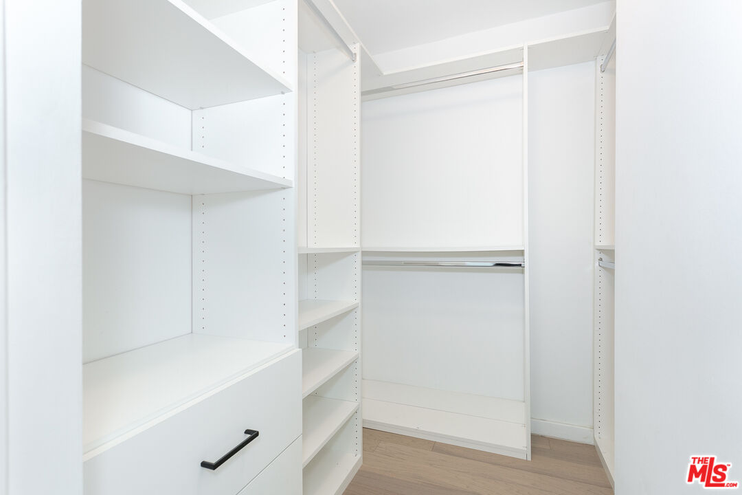 560 N KINGS RD Unit: 2