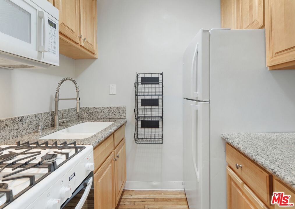 925 N Curson Ave Unit: 4 1/2