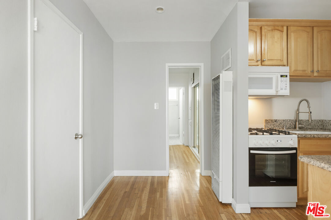 925 N Curson Ave Unit: 4 1/2