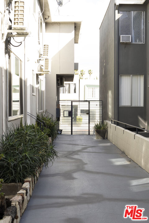 925 N Curson Ave Unit: 1