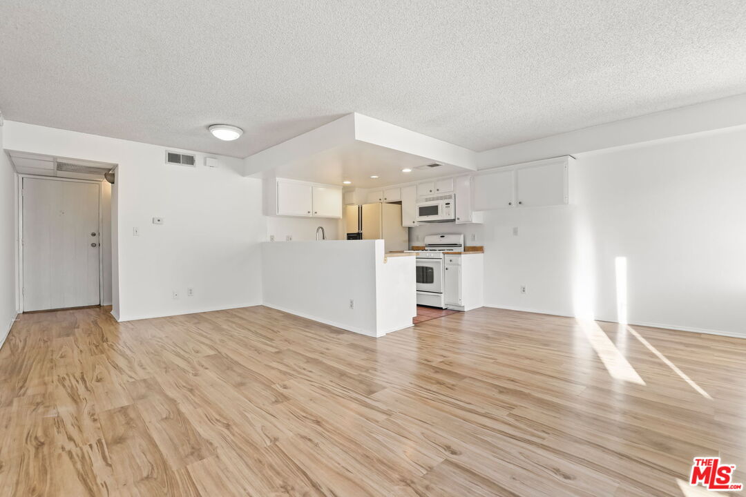 2700 Cahuenga Blvd Unit: 2216