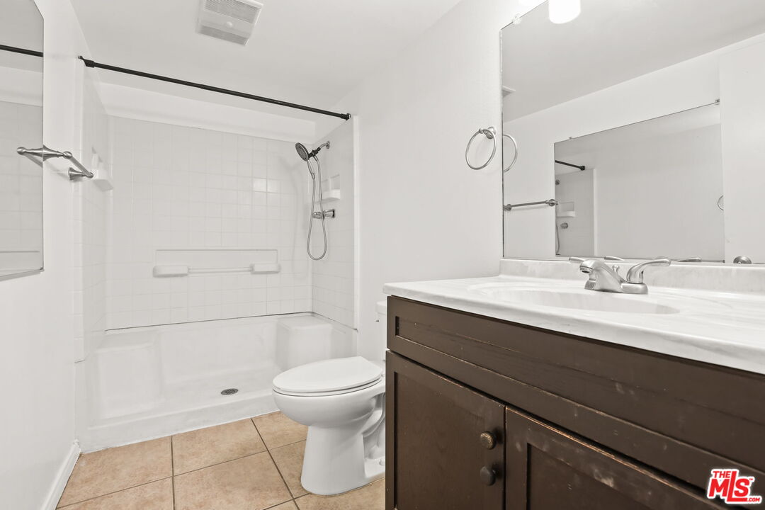 2700 Cahuenga Blvd Unit: 2216