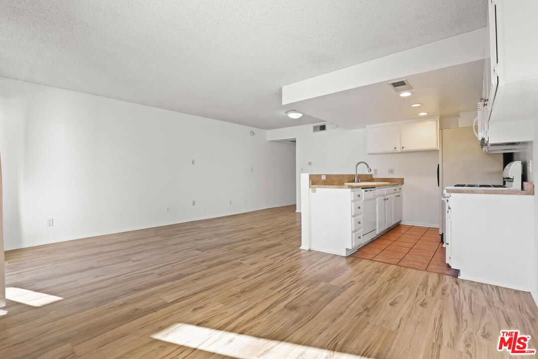 2700 Cahuenga Blvd Unit: 2216