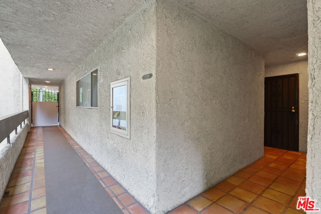 2700 Cahuenga Blvd Unit: 2216