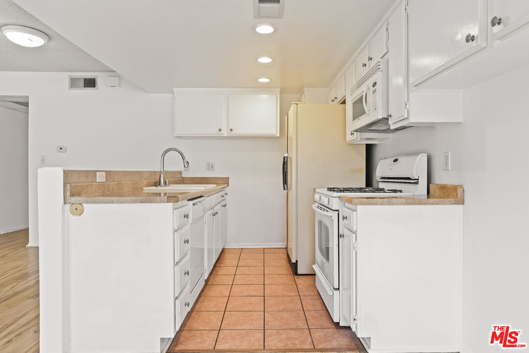 2700 Cahuenga Blvd Unit: 2216