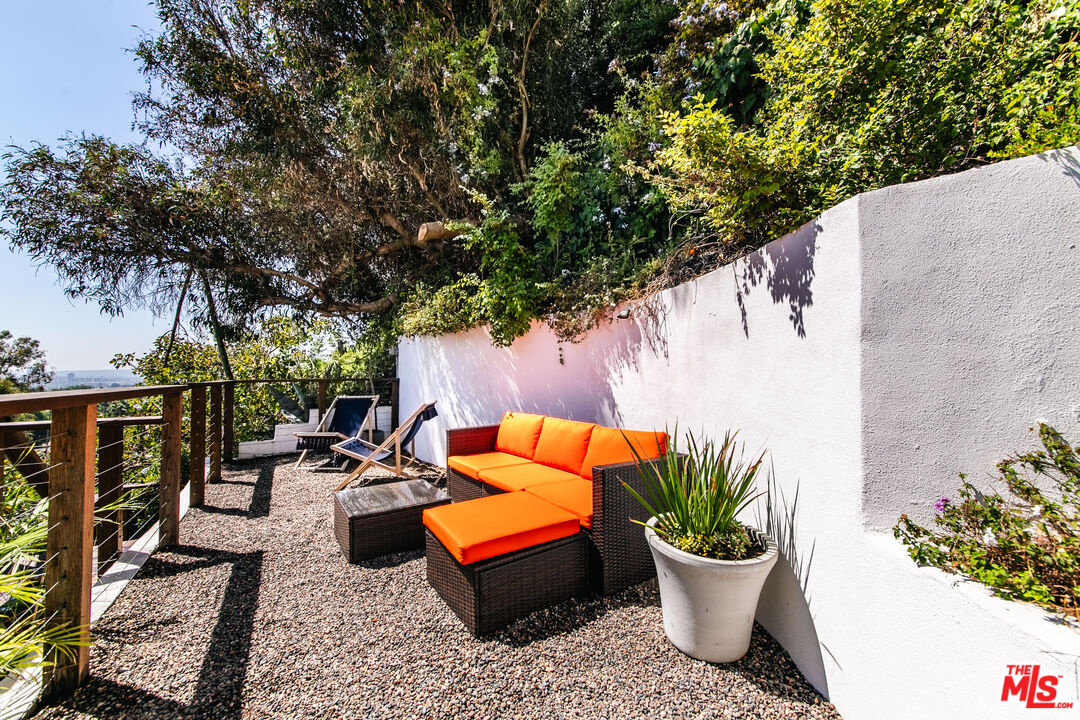 1761 N Orange Grove Ave