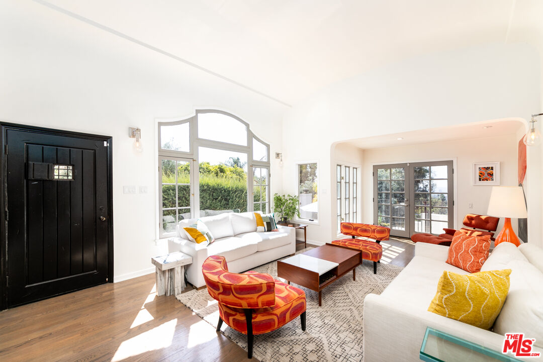 1761 N Orange Grove Ave