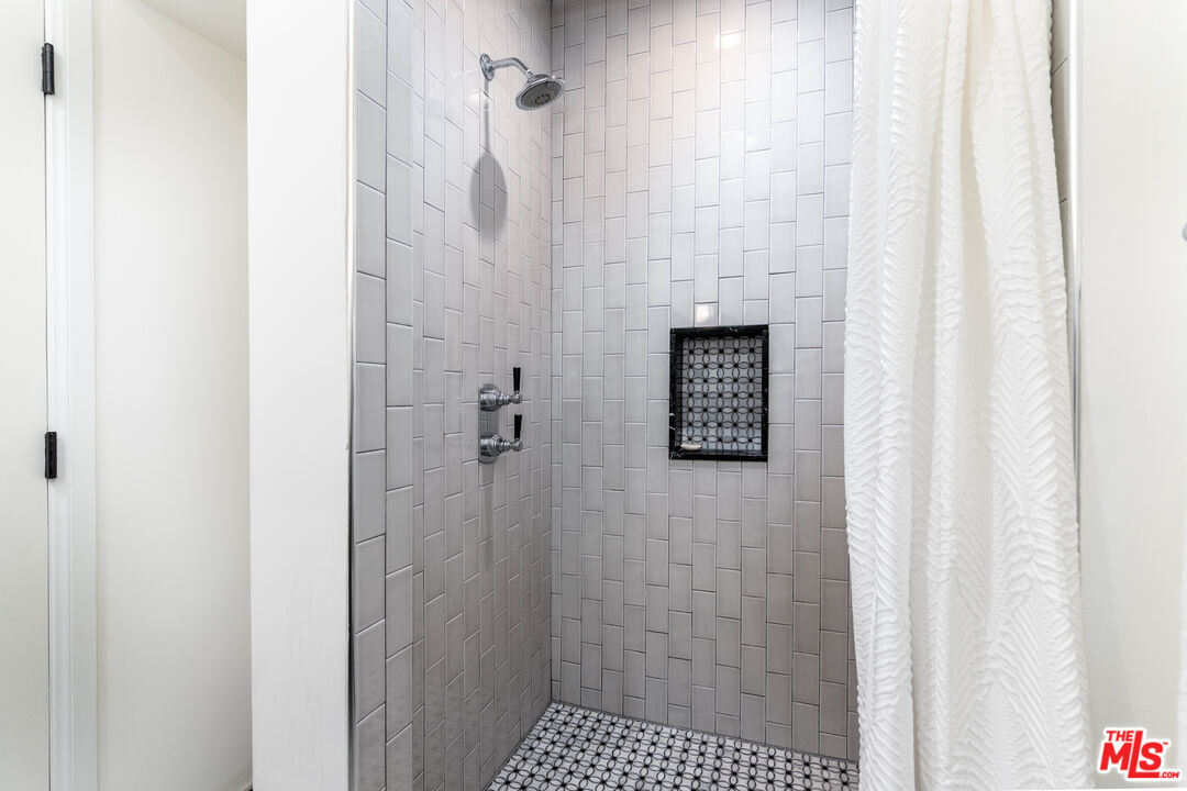 1761 N Orange Grove Ave