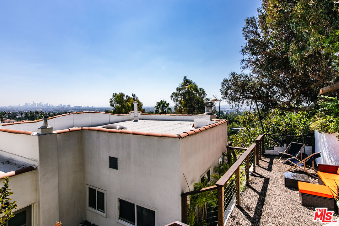 1761 N Orange Grove Ave