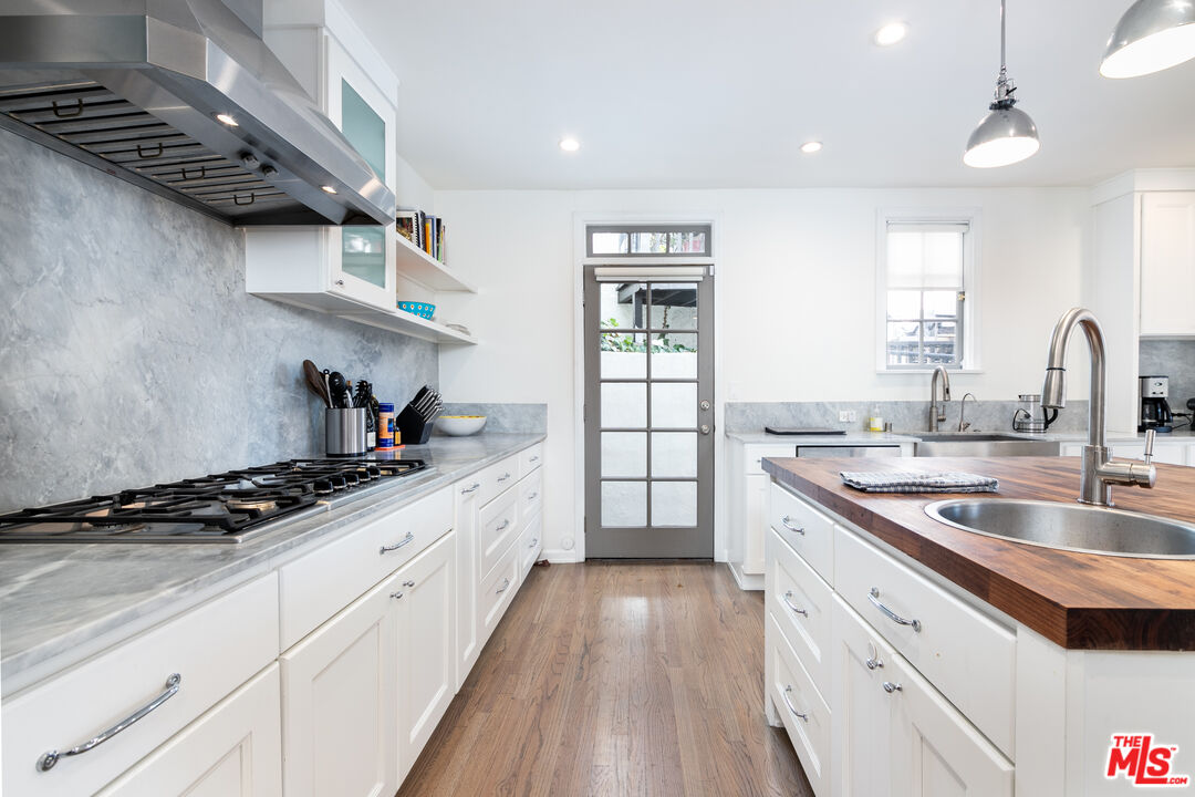 1761 N Orange Grove Ave