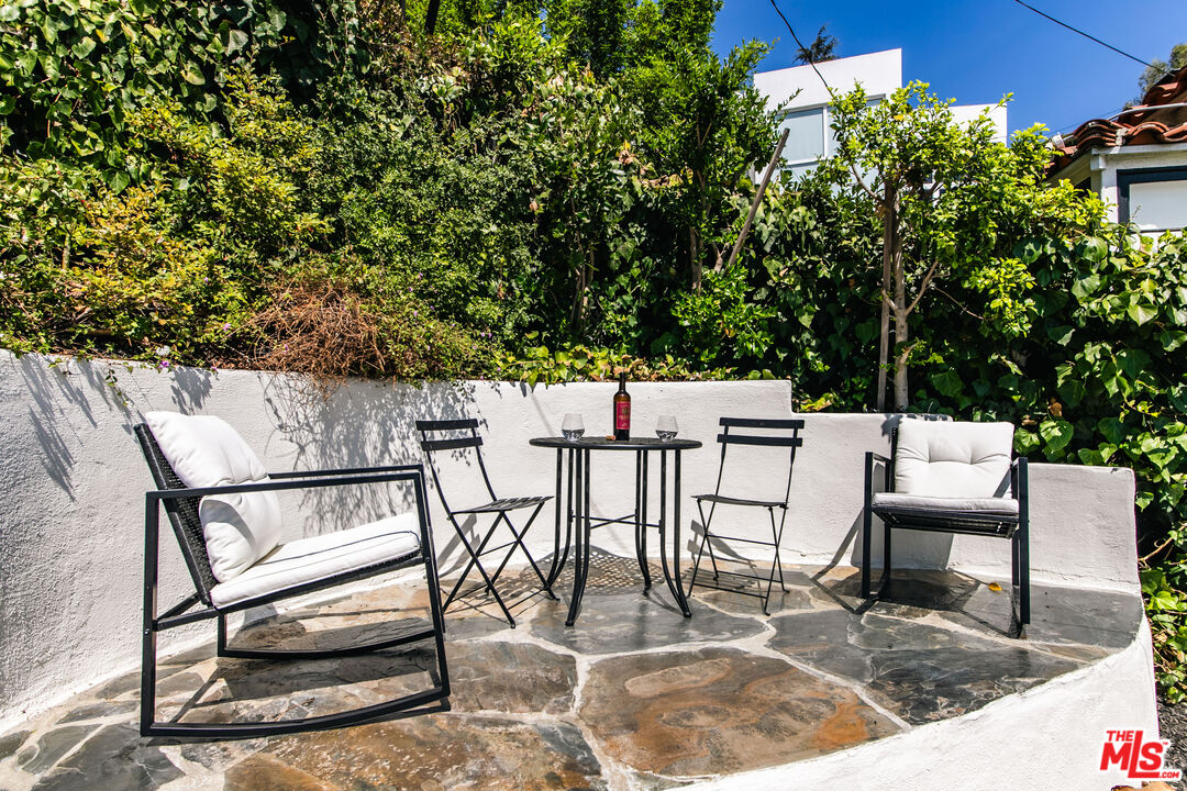 1761 N Orange Grove Ave