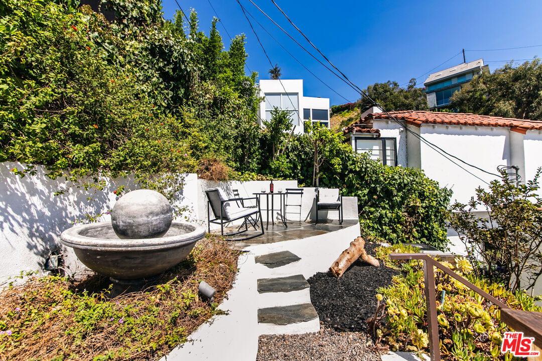 1761 N Orange Grove Ave