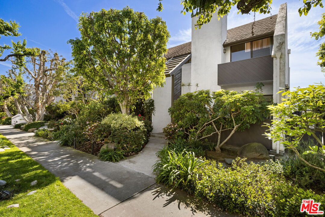 10720 Ohio Ave Unit: 8