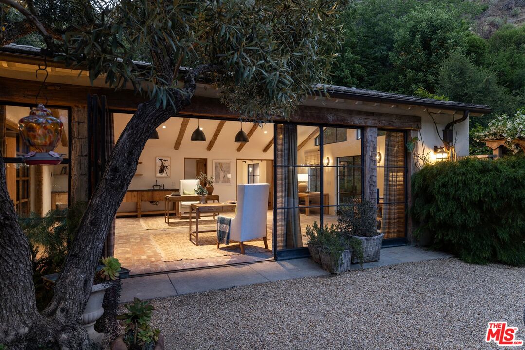 3099 Mandeville Canyon Rd