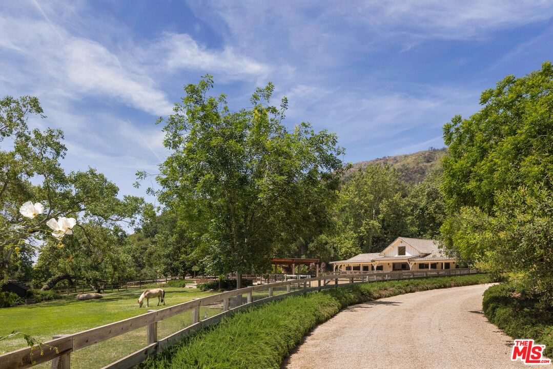 3099 Mandeville Canyon Rd