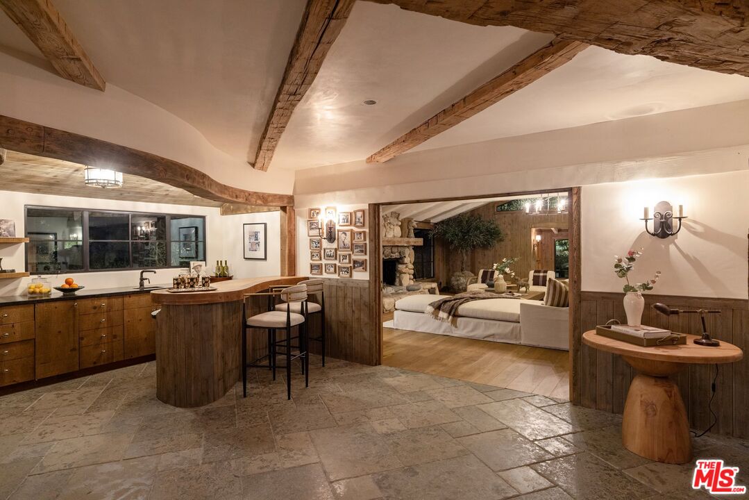 3099 Mandeville Canyon Rd