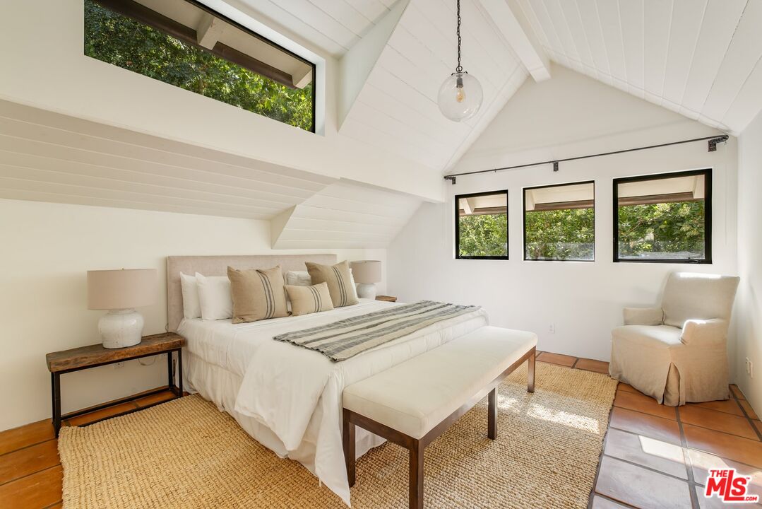 3099 Mandeville Canyon Rd